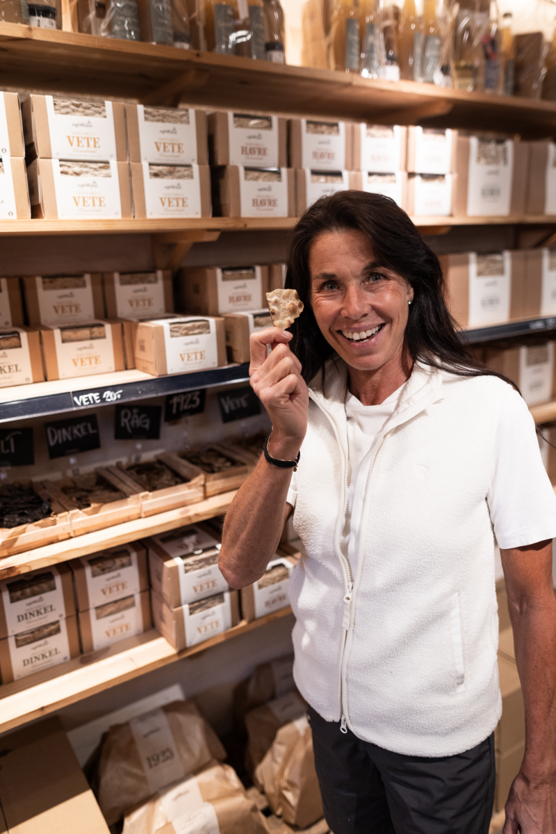 Magdalena Forsberg med bröd i handen från sin favoritbutik Tunnbröd deli 