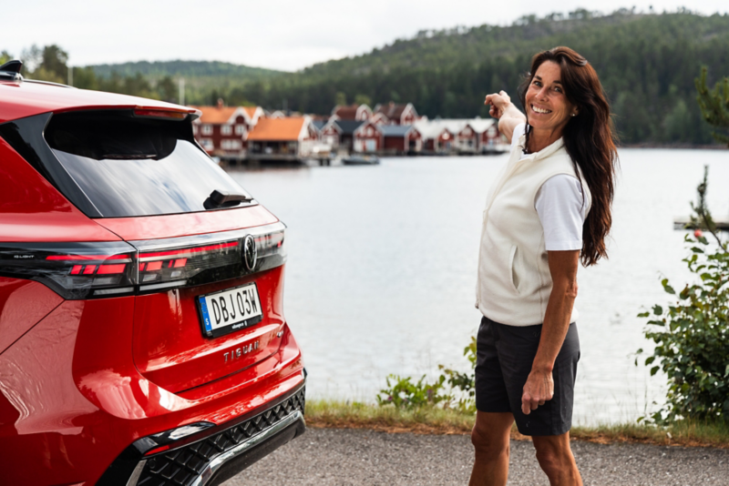 Magdalena Forsberg med bakdelen på sin röda Tiguan.