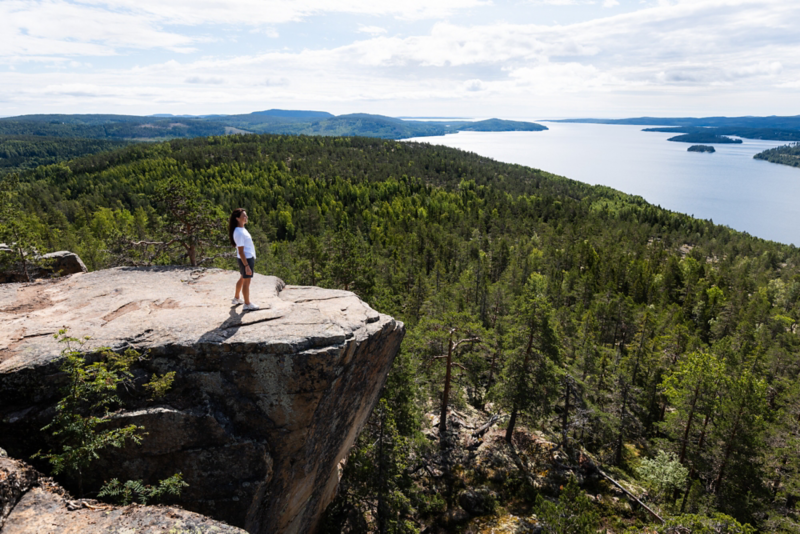 Magdalena Forsberg på en klippa.
