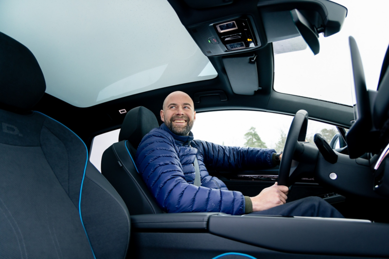 Rikard Grip i förarsätet på Volkswagen ID.7.