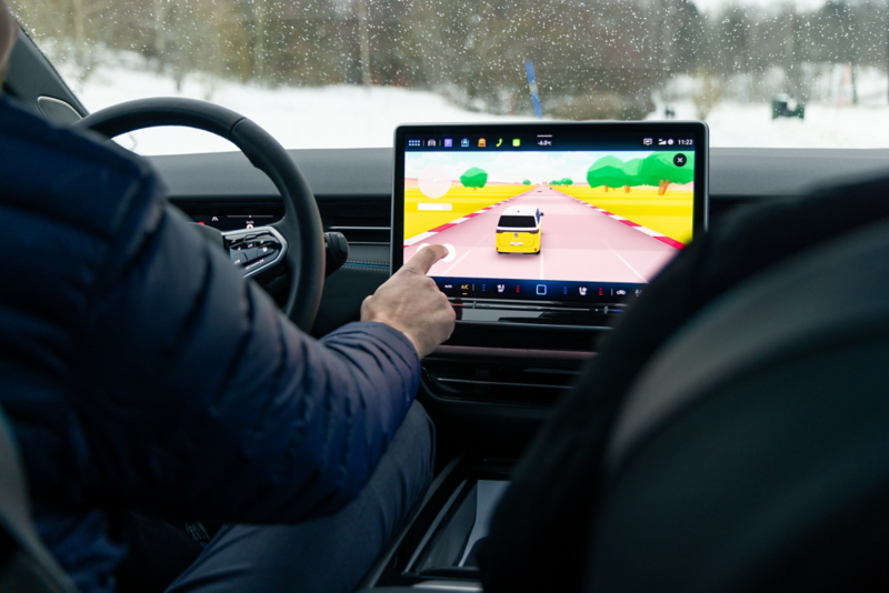Vy från bilens förarplats med instrumentpanel och infotainmentskärm.