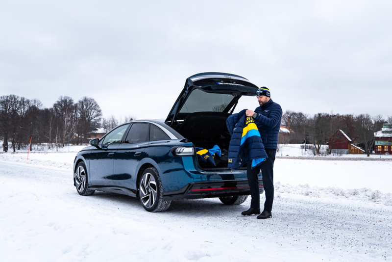 Volkswagen ID.7 med bagageluckan öppen.