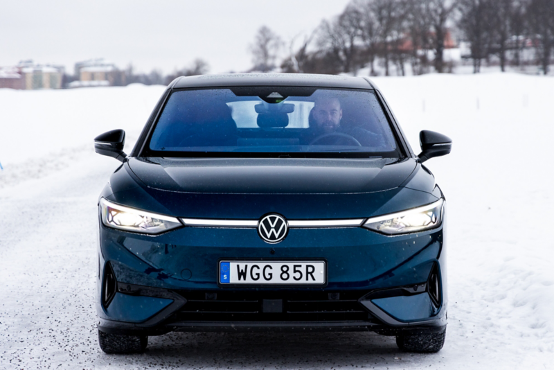 Rikard Grip kör Volkswagen ID.7 på vinterväglag.