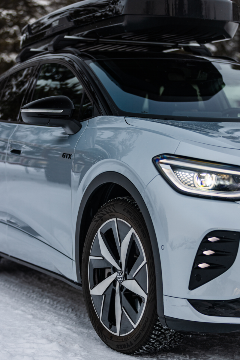 Närbild på Volkswagen ID.4 står parkerad på en snötäckt väg