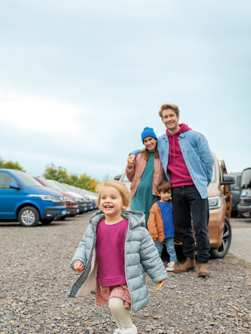 Eine Familie auf einem Autohof.