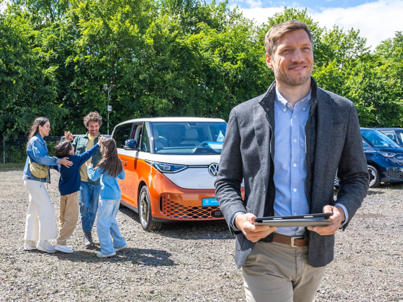 ProfiPartner und eine Familie auf einem Autohof.