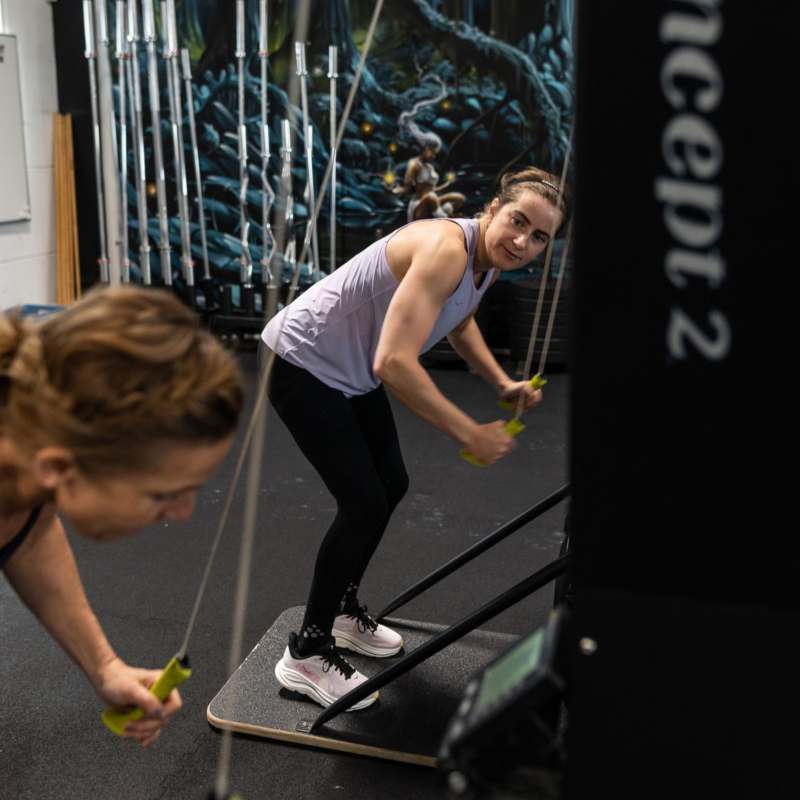 Ebba Andersson vid stakmaskinen på gymmet