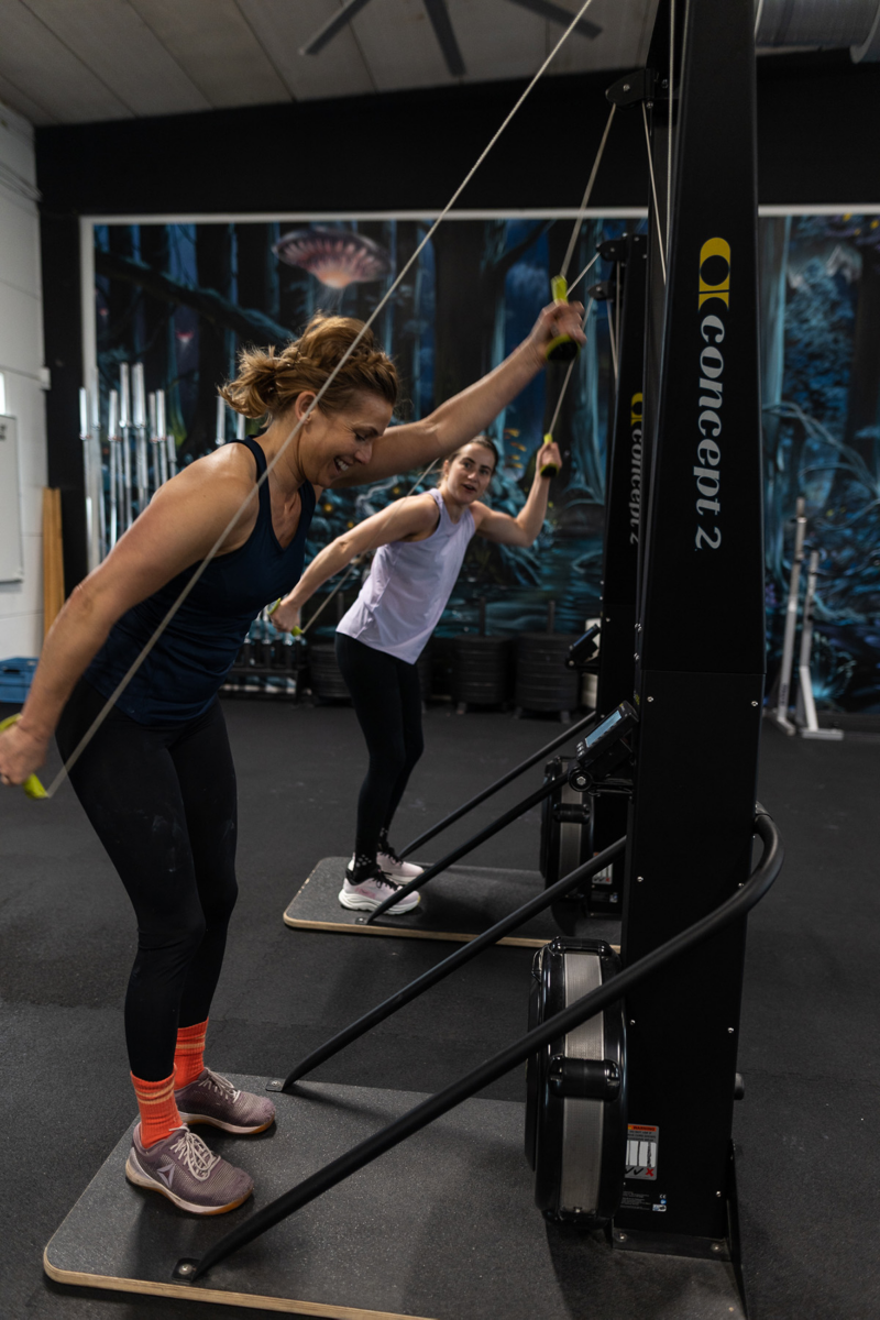 Tina Nordstöm och Ebba Andersson kör stakmaskinen på gymmet