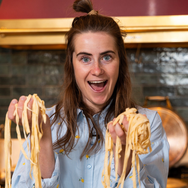 Ebba Andersson med händerna fulla av pasta