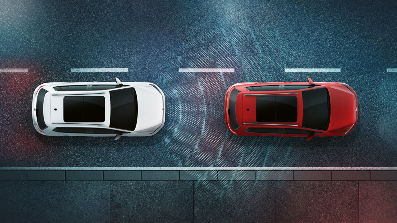 Rappresentazione grafica del funzionamento del pacchetto di assistenza alla guida 'Cruise Control', con sensori per la regolazione automatica della distanza (ACC), su un'auto Volkswagen.