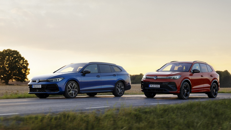 En blå Passat eHybrid och en röd Tiguan eHybrid kör längs en väg i solnedgången