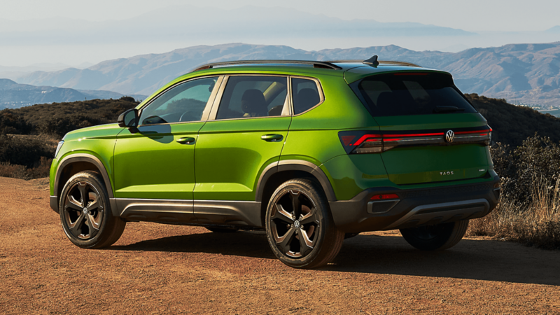 Arrière d'un Volkswagen Taos 2025 vert au coucher du soleil.