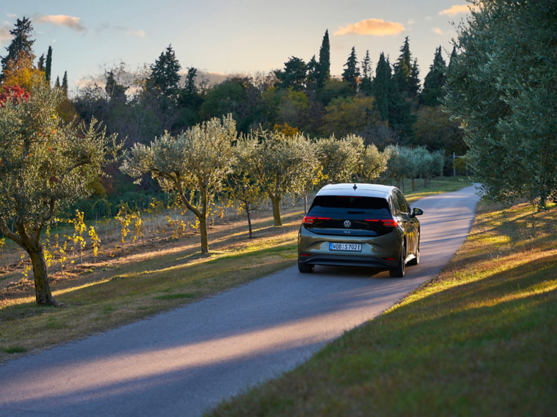 Una VW ID.3 in movimento su una strada di campagna.