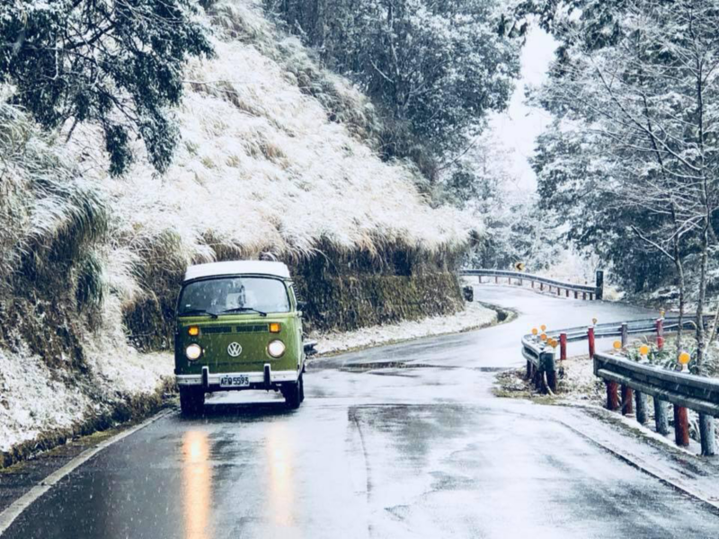T2 Westfalia行駛在下雪的山間蜿蜒公路上