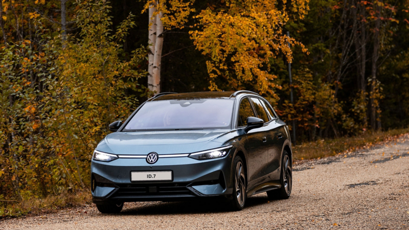 vw id7 tourer kjører på en landevei omgitt av høstomgivelser