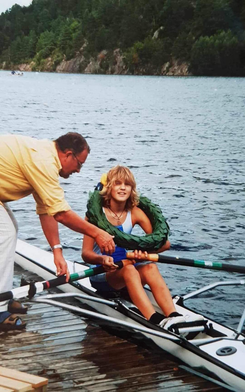 Privat bild på en ung Daniel Norberg som får en priskrans i en roddbåt