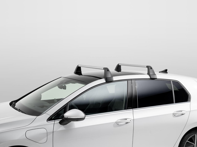 Cross bars on VW Golf 8 roof – transport solutions from VW