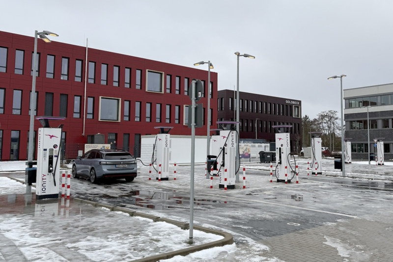 Volkswagen ID.7 vid IONITY-laddstation.