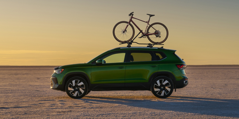 Taos verde con una bicicleta y una puesta de sol.