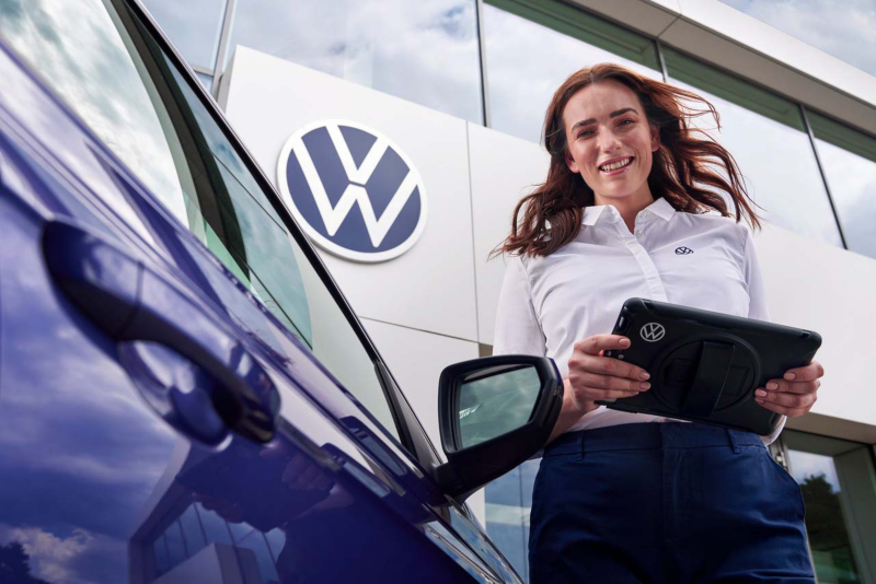 Un consulente accanto a un’auto Volkswagen