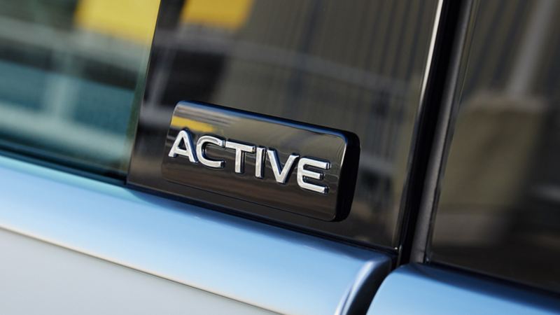 VW ACTIVE Sondermodelle Plakette an der Tür von einem weißen VW Sharan ACTIVE. 