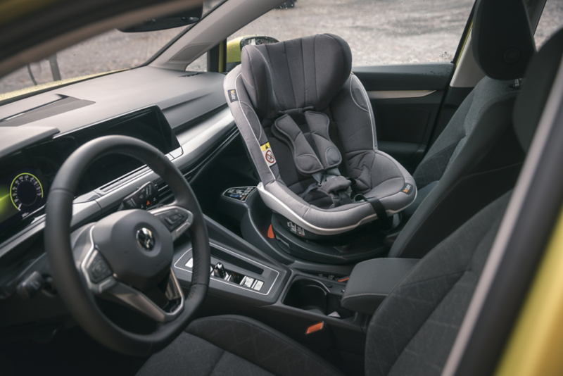 Interiören i en Volkswagen, på passagerarsätet sitter en bilbarnstol fastmonterad.
