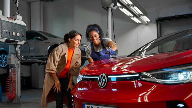 Una donna e una Service Partner VW controllano l'auto in officina