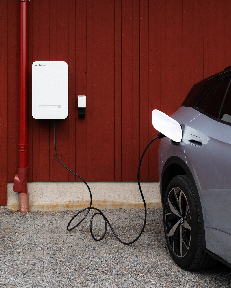 En Volkswagen ID. laddas i en ambibo-laddbox