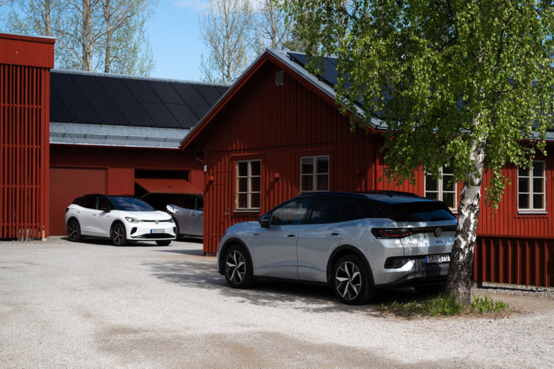 Volkswagen ID.-bilar parkerade utanför röda trähus
