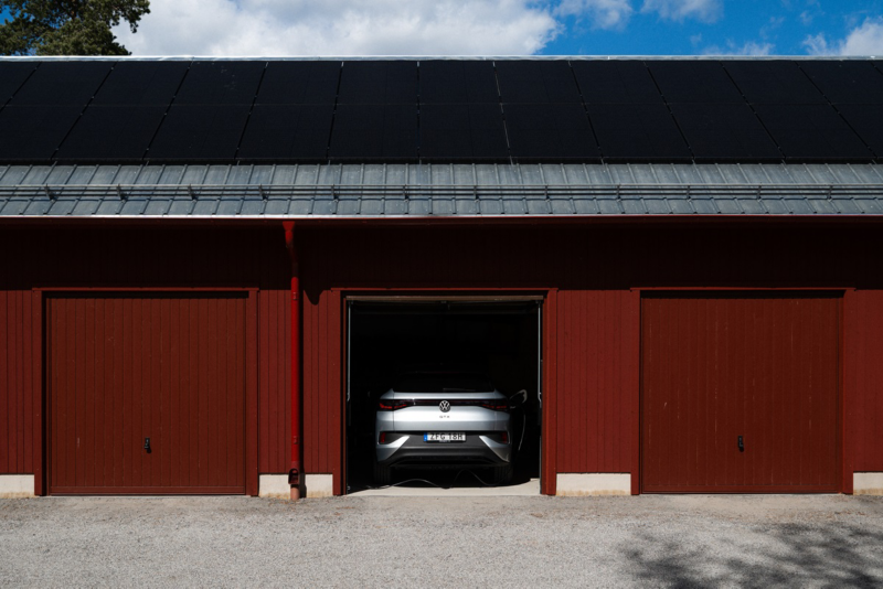 En Volkswagen ID. står i en garageport, sedd rakt bakifrån