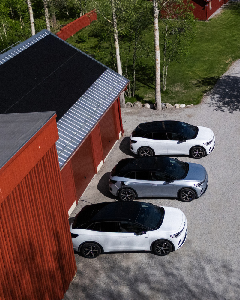 Tre Volkswagen ID. parkerade utanför ett rött garage