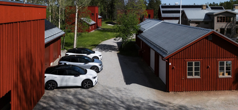 Tre Volkswagen ID. parkerade utanför ett rött garage