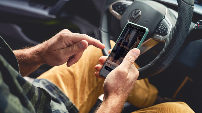 VW ID.5 salong, nutitelefon on ühendatud VW elektriautoga