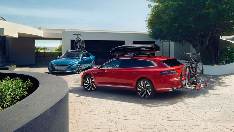 Deux modèles VW Arteon dotés des solutions de transport de la gamme d’accessoires VW – coffre de toit et porte-vélos sur toit ou sur boule d’attelage