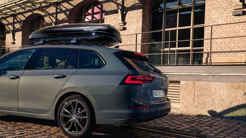 VW Golf Variant mit Dachbox von Volkswagen Zubehör