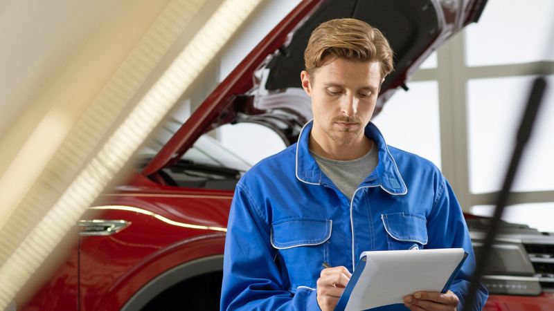 Mécanicien travaillant sur une voiture