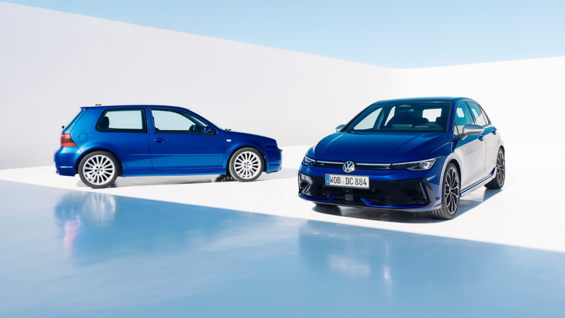 Zwei VW Golf R nebeneinander, links Seitenansicht Golf R32, rechts Frontansicht aktueller VW Golf R