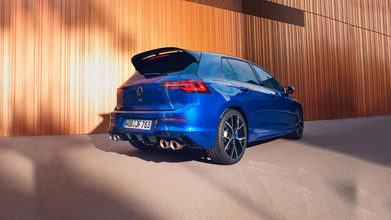 Kobieta wsiadająca do niebieskiego VW T-Cross