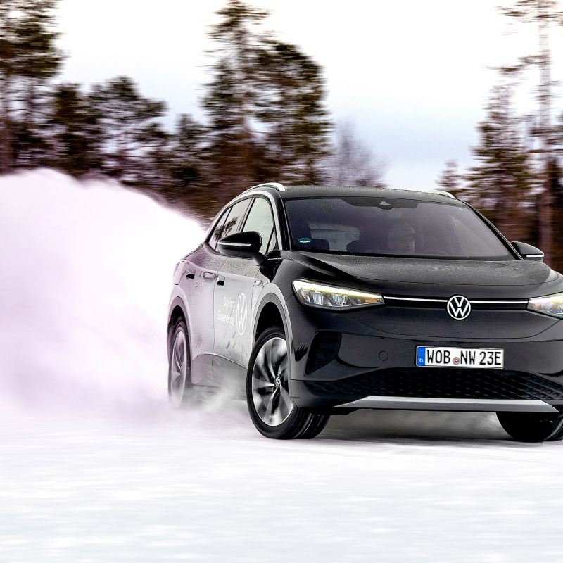 Ein VW Auto bei einem Fahrtraining – Ice Experience