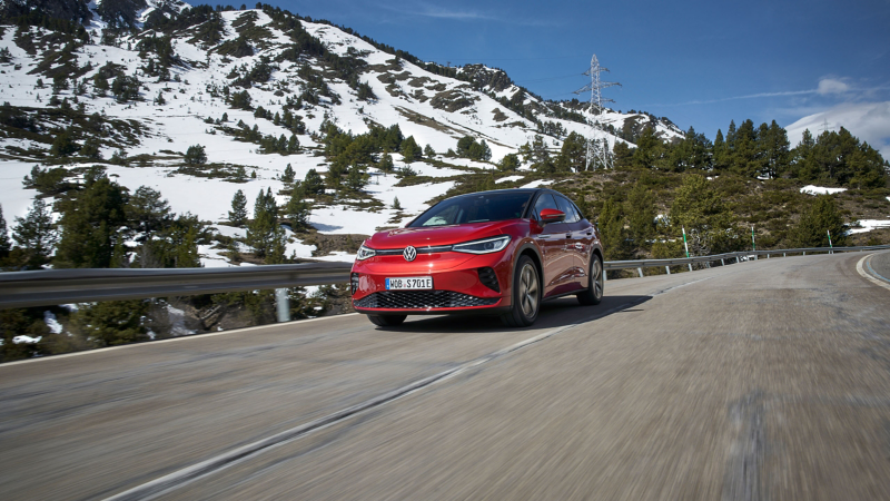 VW ID.5 GTX fährt auf Straße, im Hintergrund Berge mit Schnee