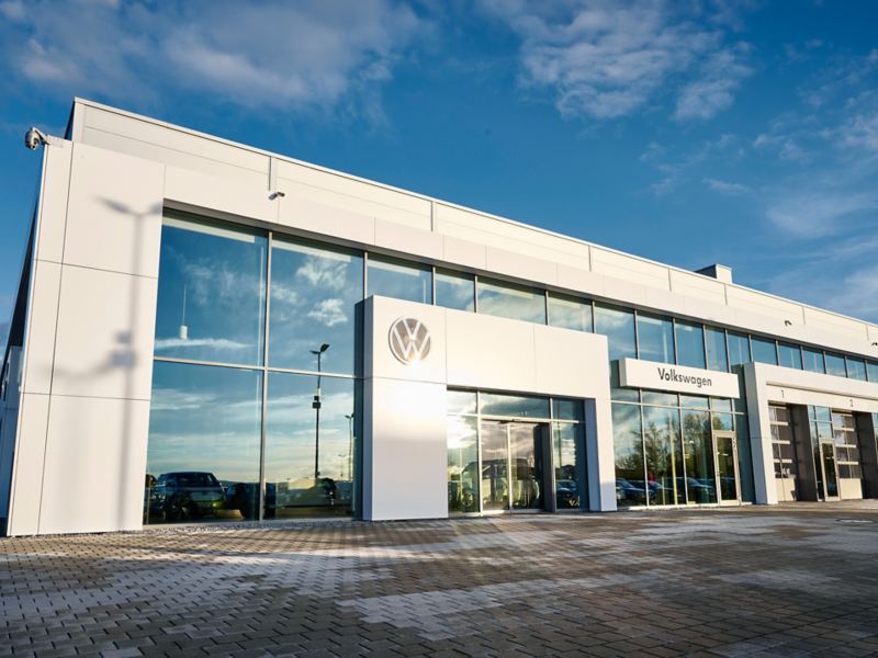 Το λογότυπο Volkswagen στο κτίριο ενός εμπόρου Volkswagen.