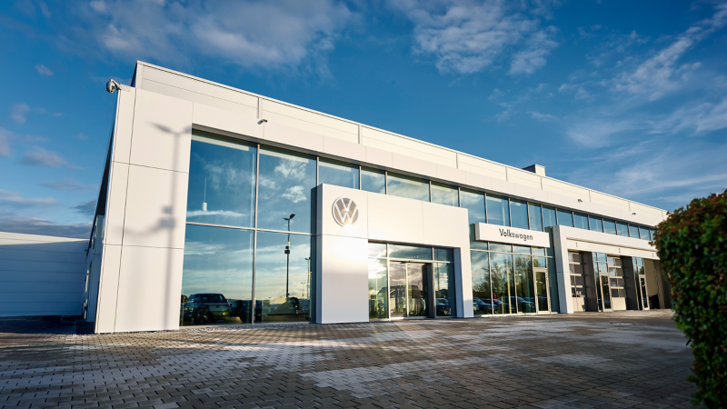 Το λογότυπο της Volkswagen στην πρόσοψη μιας αντιπροσωπείας Volkswagen 