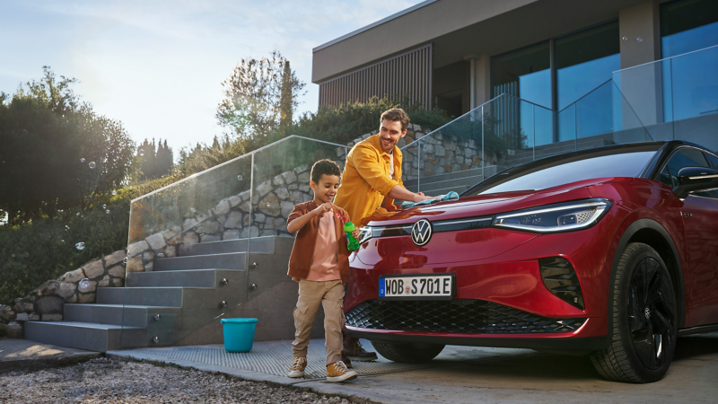 Un père et son fils nettoyant une VW ID.5 GTX