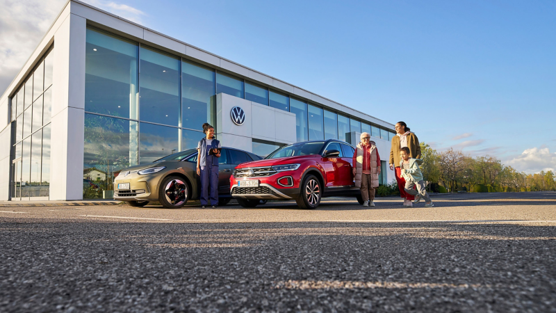 A VW service employee shows his customer their serviced Volkswagen – Volkswagen Service Plan