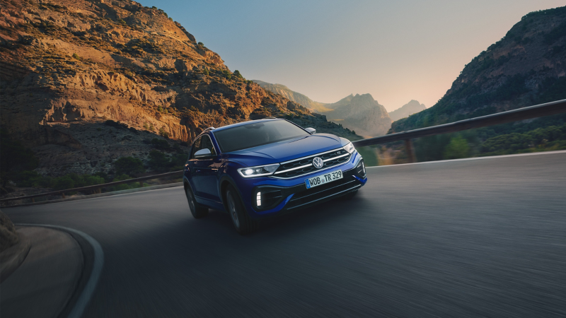 Nowy VW T-Roc R z jego doskonałymi osiągami pokonuje drogę