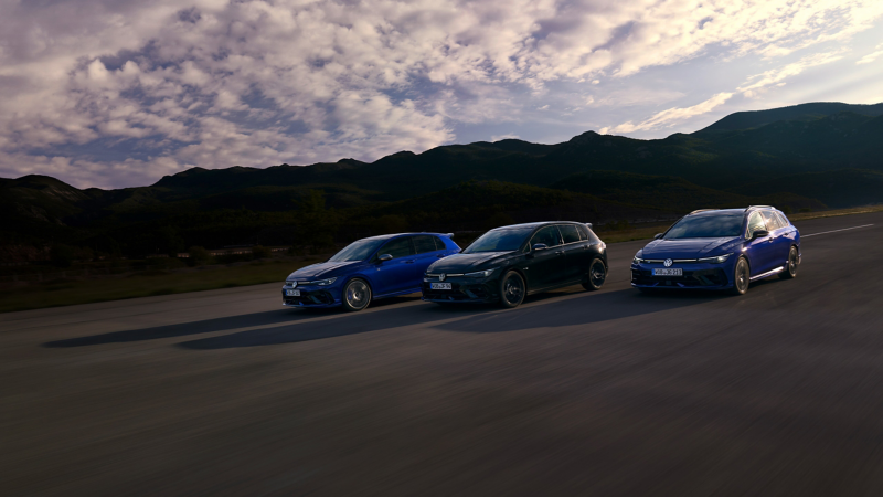 VW Golf R, VW Golf R Variant und VW Golf R Black Edition fahren nebeneinander auf Straße