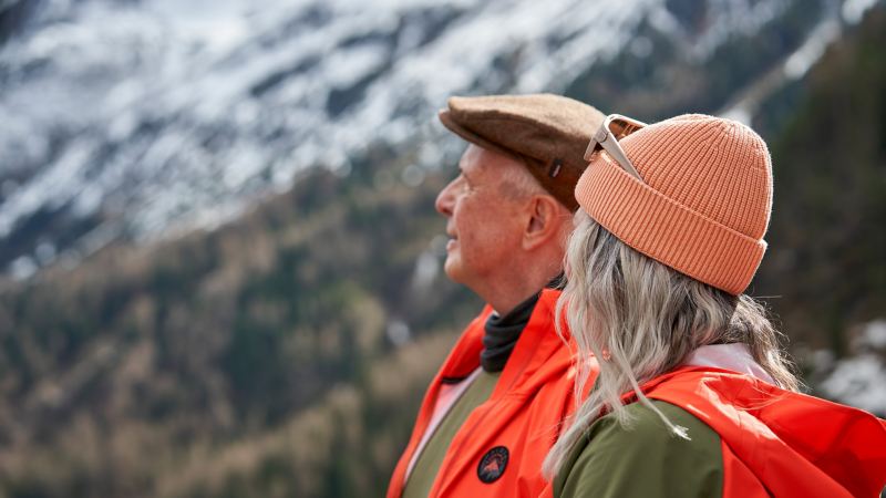 Frau und Mann schauen gemeinsam in die Ferne