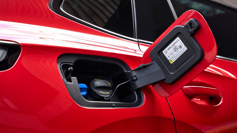 Der Tankdeckel eines roten VW Dieselautos mit dem „XTL“-Aufkleber