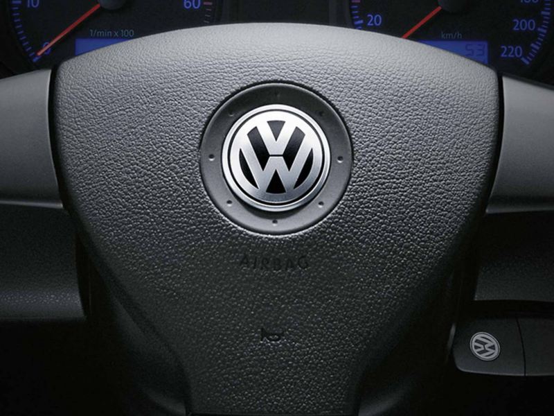 Inquadratura di un volante Volkswagen.