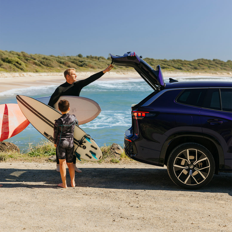 Father closing boot of Tayron with surfboards